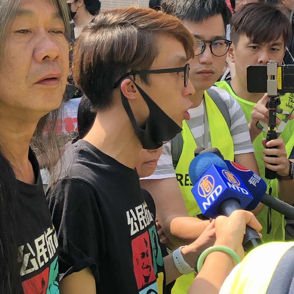 Figo Chan of @chrf_hk will wear mask and march with all the protest the AntiMaskLaw