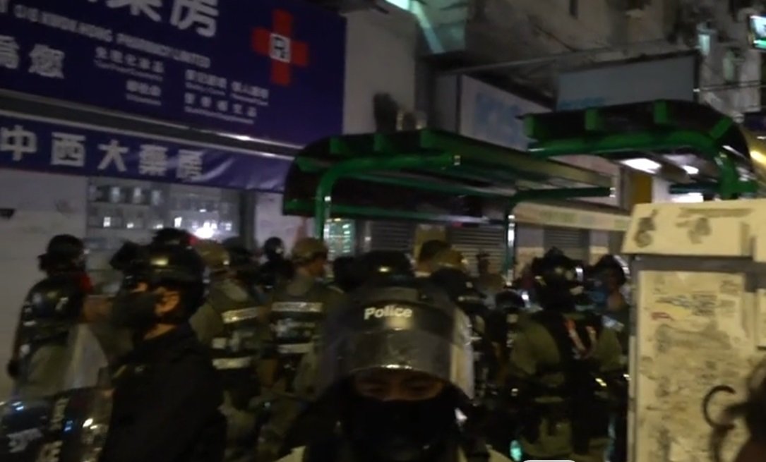 Police are setting up a cordon in the inner streets of Yuen Long after reports of fights between civilians. Photo: Stand News screenshot.
