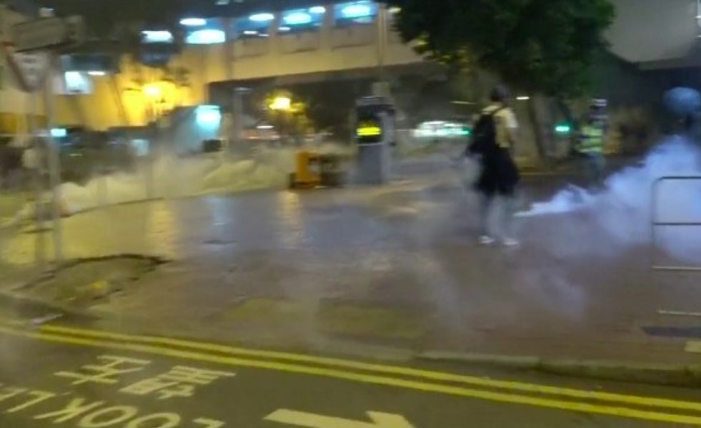 Tear gas was fired in Tuen Mun at around 10:20pm.  Photo: Apple Daily / RTHK screenshot.