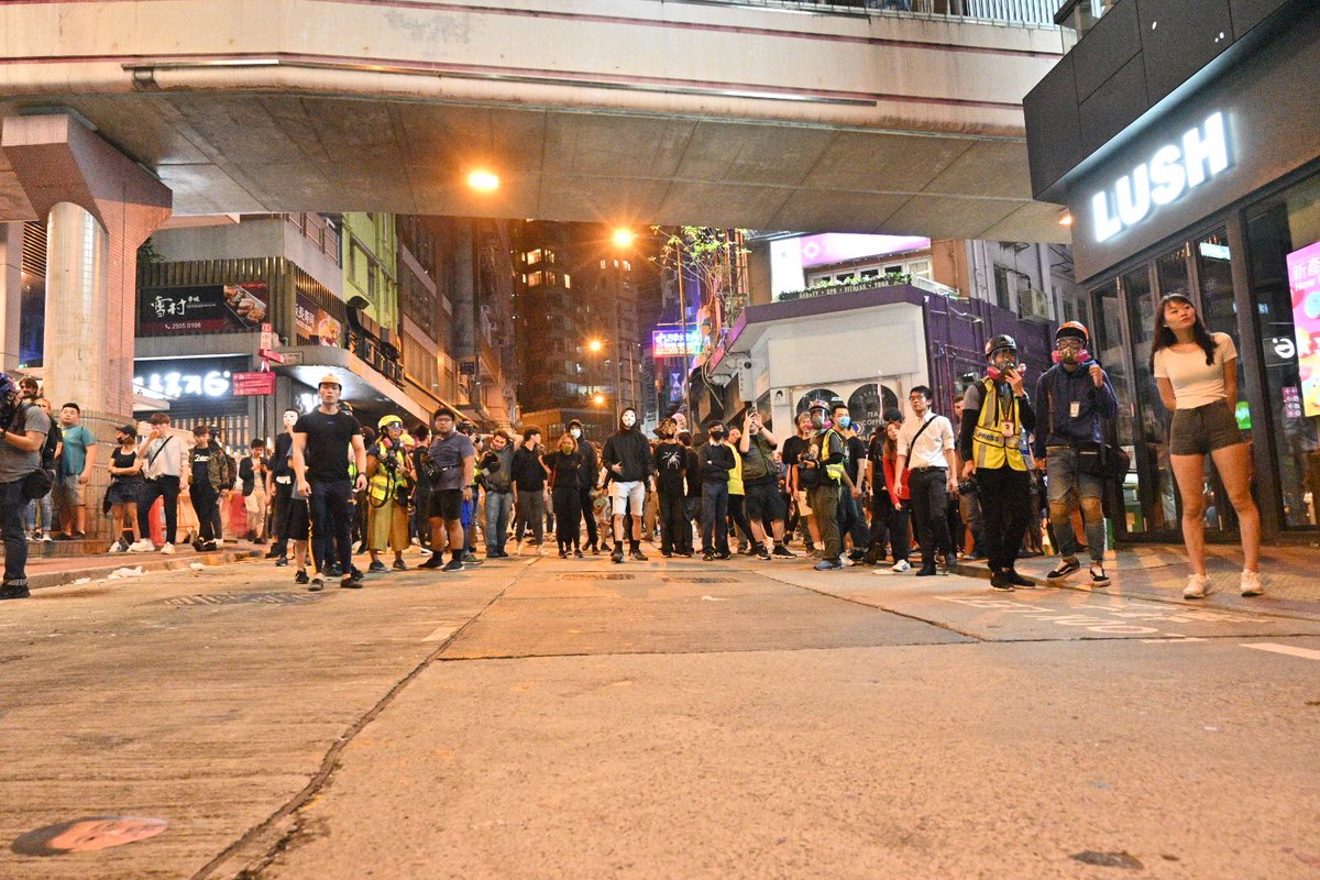Another standstill at Lyndhurst Terrance, and a smiling officer when 2 Avatar cosplayer walked towards them  #antiELAB 
