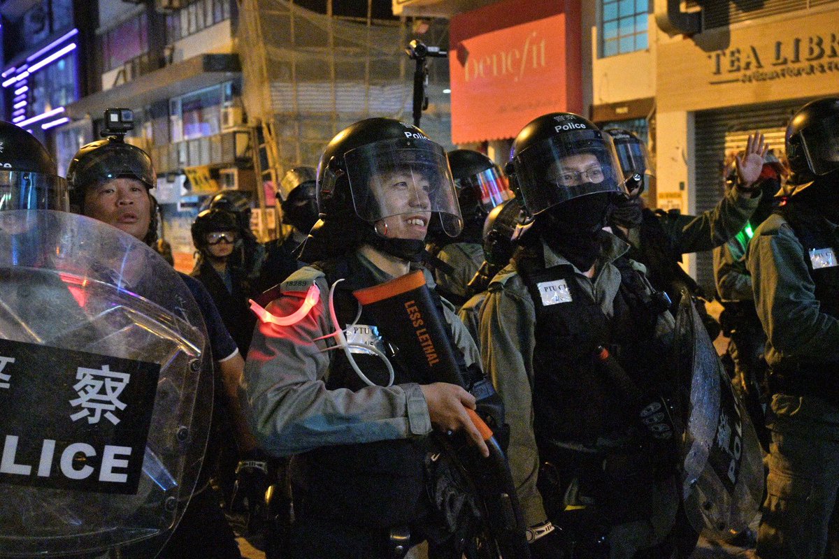 Another standstill at Lyndhurst Terrance, and a smiling officer when 2 Avatar cosplayer walked towards them  #antiELAB 