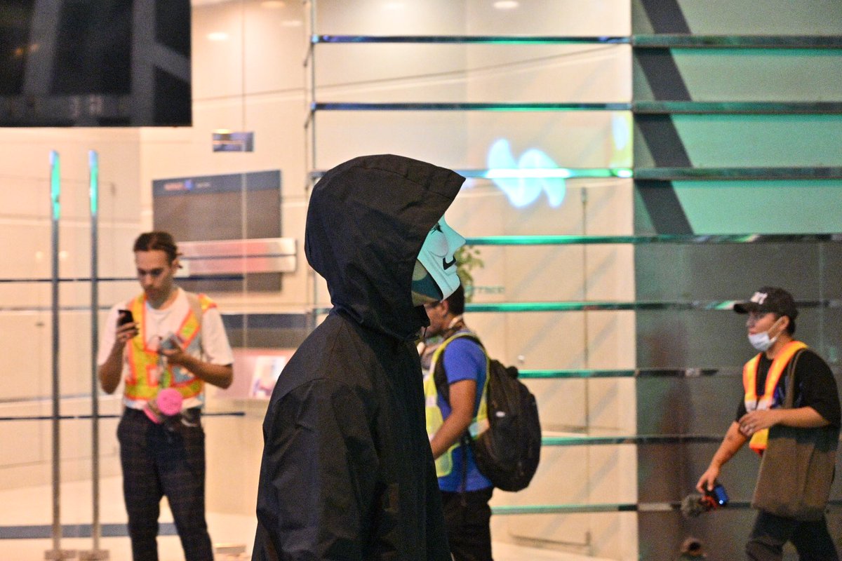 Another standstill at Lyndhurst Terrance, and a smiling officer when 2 Avatar cosplayer walked towards them  #antiELAB 