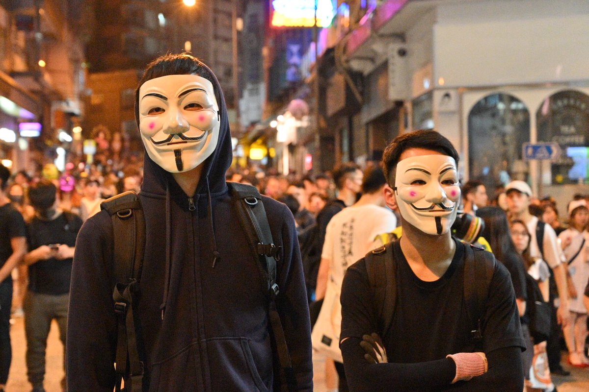Another standstill at Lyndhurst Terrance, and a smiling officer when 2 Avatar cosplayer walked towards them  #antiELAB 