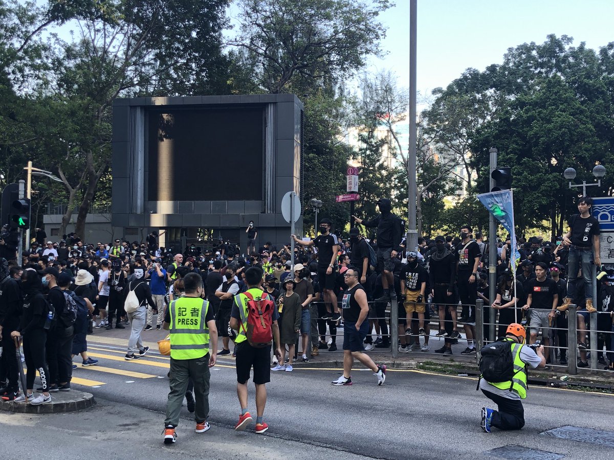 Crowds flooding into Victoria Park to join election meetings by pro-democracy district council hopefuls, while riot police outside Great George St remain on standby and warn ppl they're at an illegal assembly. #HongKongProtests