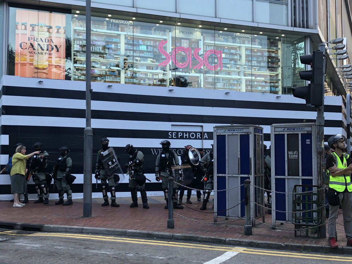 Crowds flooding into Victoria Park to join election meetings by pro-democracy district council hopefuls, while riot police outside Great George St remain on standby and warn ppl they're at an illegal assembly. #HongKongProtests