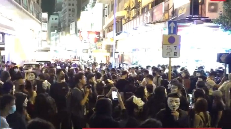 Few frontliners with protective gear have been seen so far, while some participants appear to be in business dress, after having finished work.  Photo: Apple Daily screenshot. #hongkong