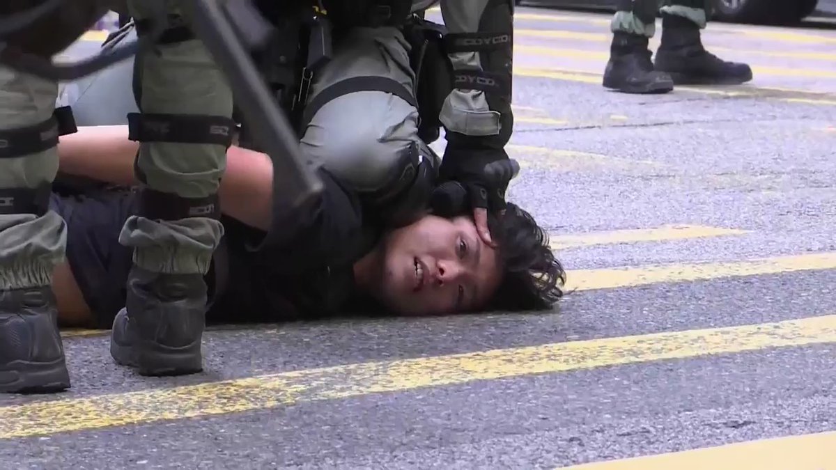 Hong Kong riot police arrest and hold protesters down in Central #HongKongProtests #香港