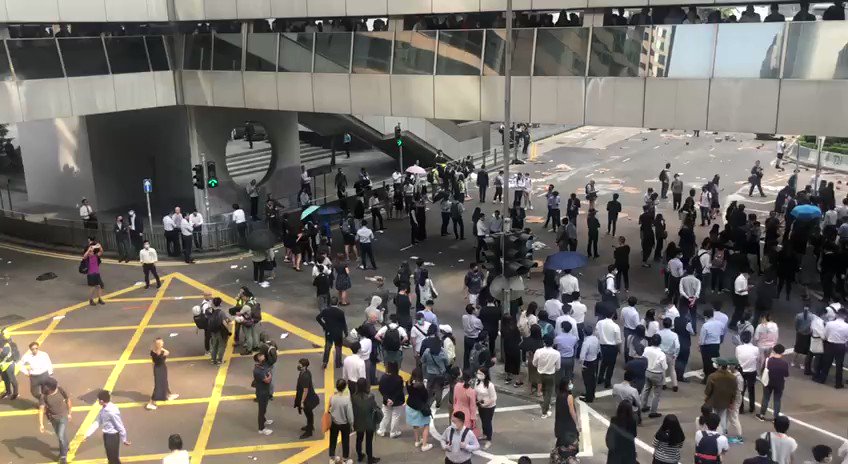 White collars gather on streets in Central at lunch hour again. Aside from the usual slogans, they are chanting a new one today, Support Chinese University, Never surrender — support to those who are still resisting intrusion of HKPF at campuses. 