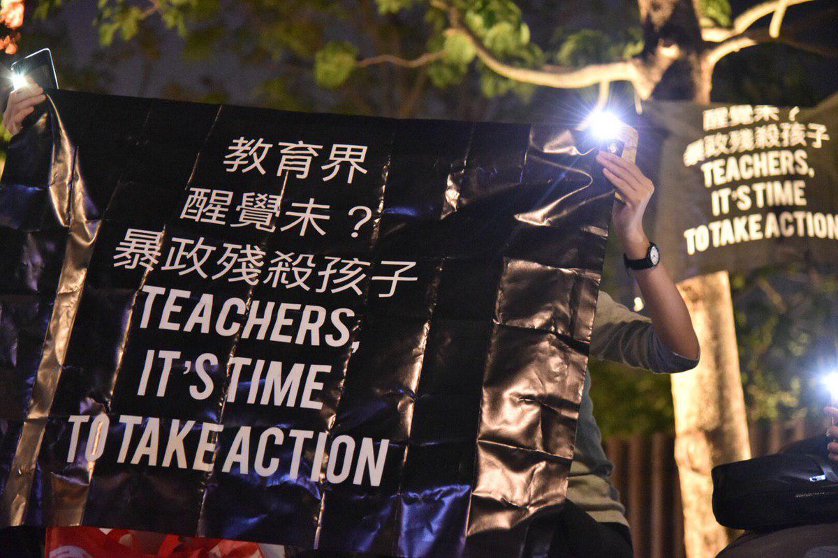 Educators held a prayer meeting in Tsim Sha Tsui on Tuesday. Photo: Benjamin Yuen, Kevin Cheng/United Social Press. 
