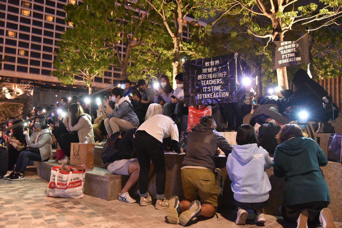 Educators held a prayer meeting in Tsim Sha Tsui on Tuesday. Photo: Benjamin Yuen, Kevin Cheng/United Social Press. 