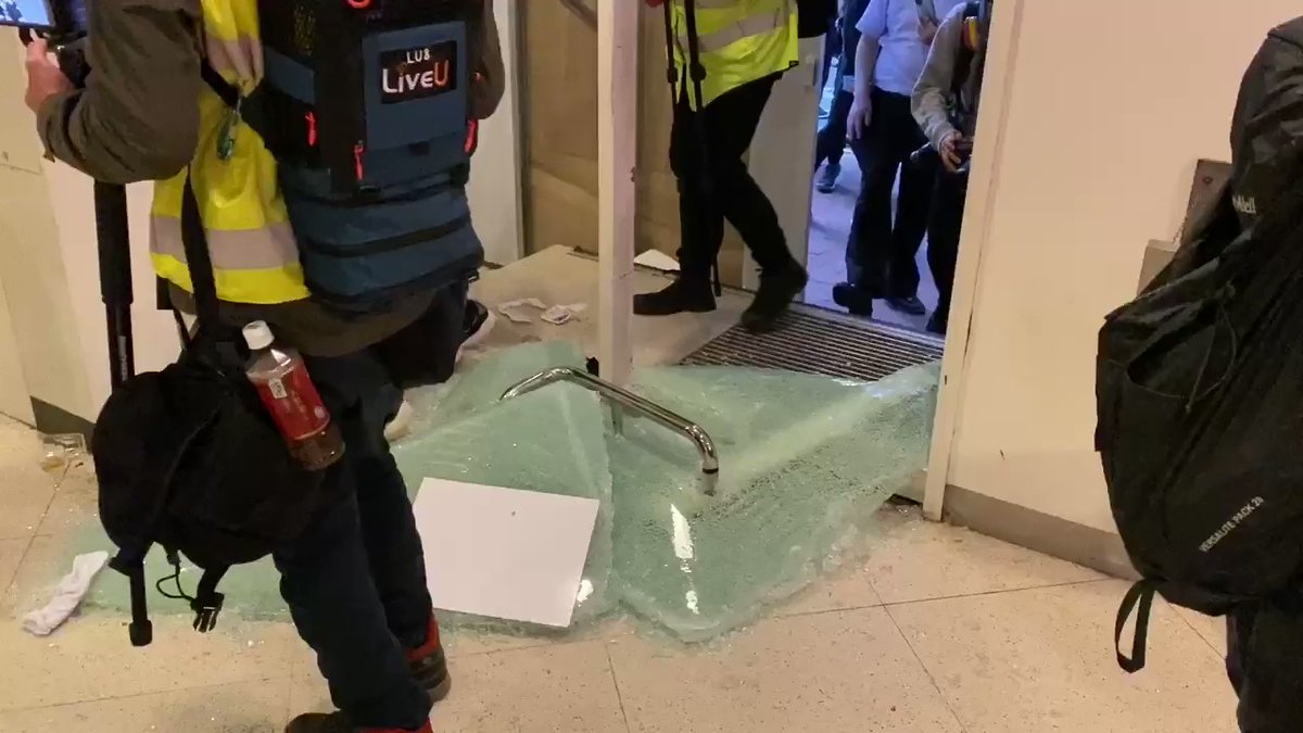 Intense violence has suddenly broken at an HSBC branch in Wan Chai. A witness has told me that he saw a few protesters were dragged and beaten by several undercover officers at this bank. Police have also outlawed the whole march. 