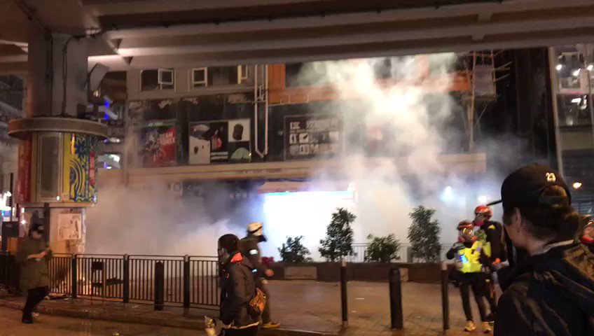 Tear gas is fired near Canal Road flyover, Video: SCMP/Elizabeth Cheung