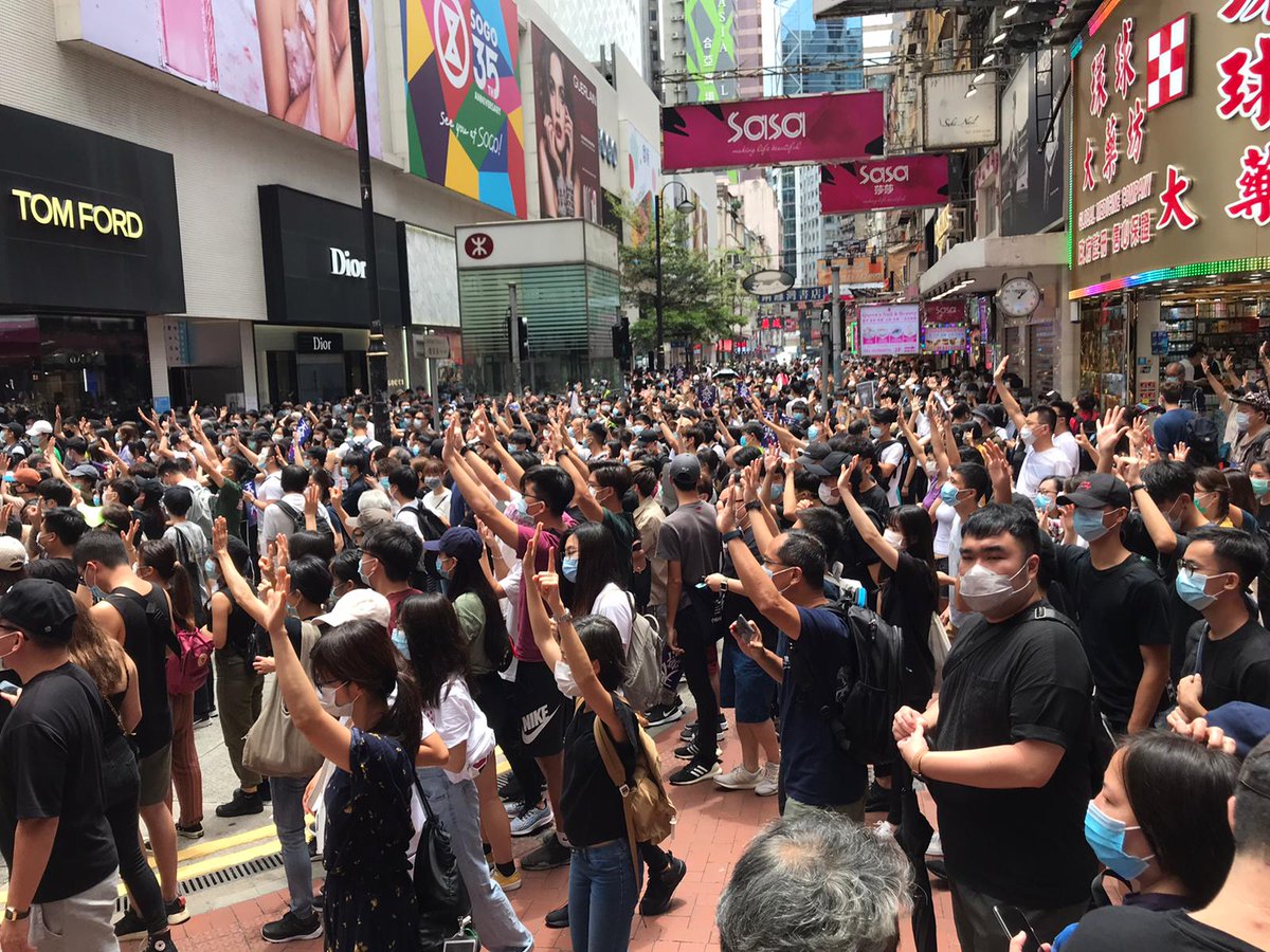 Hong Kongers in Causeway Bay holding up five fingers for the five demands. Thousands of ppl gathering around (photo: colleague Donny Kwok)