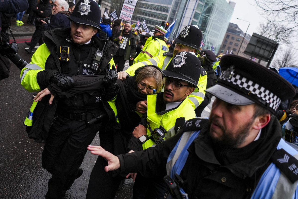 Des policiers et des manifestants d'au moins 28 groupes de la diaspora - dont des Hongkongais, des Tibétains, des Ouïghours, des dissidents chinois et d'autres organisations résidentes - à l'extérieur du site proposé pour le réaménagement de la nouvelle ambassade de Chine à Royal Mint Court, dans le centre de Londres